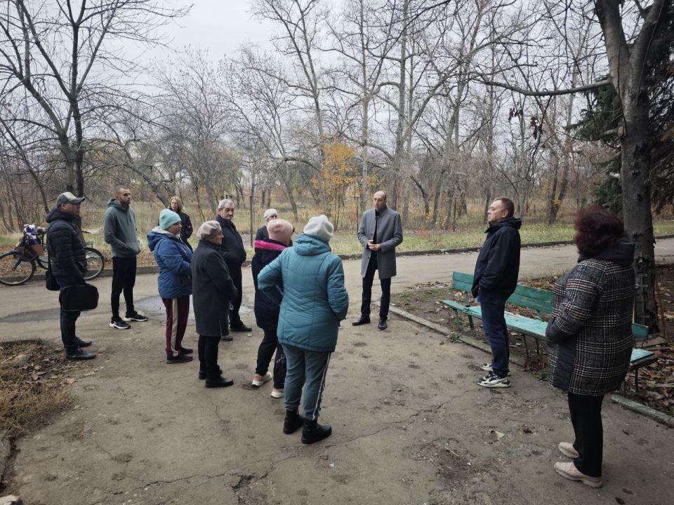 Сегодня 06 ноября 2025 года заместитель главы администрации городского округа Дебальцево Евгений Глебов провел встречу с жителями города Светлодарск Сегодня 06 ноября 2025 года заместитель главы администрации городского округа Дебальцево Евгений Глебов провел встречу с жителями города Светлодарск
