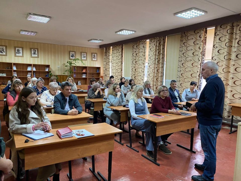 Евгений Поплавский: Провел встречу с трудовым коллективом в ГБОУ "Лицей "Интеллект" в Харцызске Евгений Поплавский: Провел встречу с трудовым коллективом в ГБОУ "Лицей "Интеллект" в Харцызске