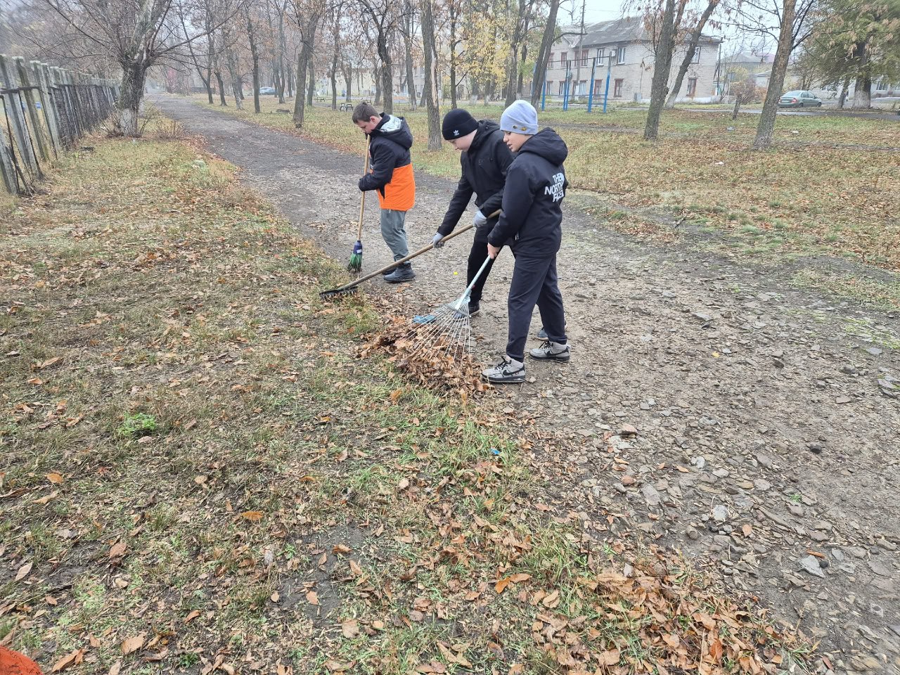 Ждановские школьники не забывают о чистоте родной школы Ждановские школьники не забывают о чистоте родной школы