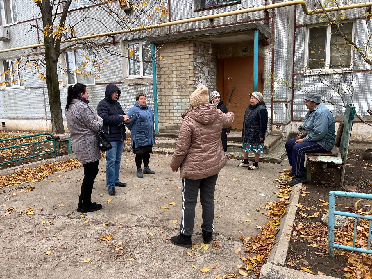 Вчера начальник Зугрэсского территориального отдела Наталья Марушка провела встречу с жителями в городе Зугрэс на улице Пионерская
