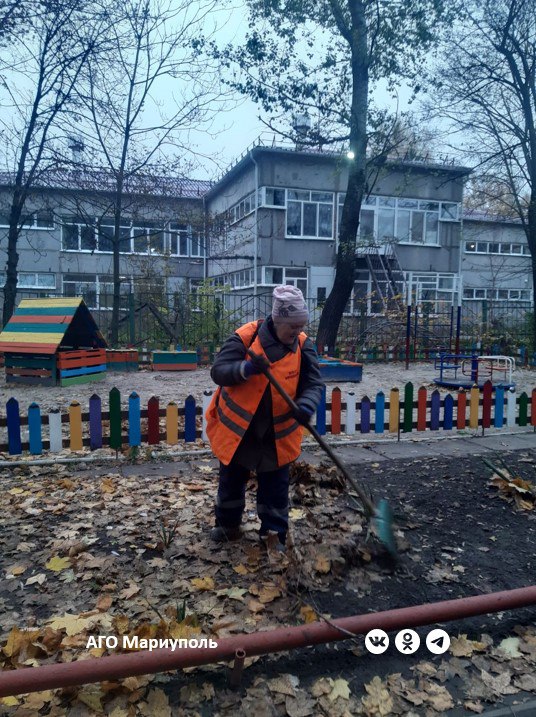 Коммунальщики навели порядок в очередных дворах мариупольских многоэтажек Коммунальщики навели порядок в очередных дворах мариупольских многоэтажек