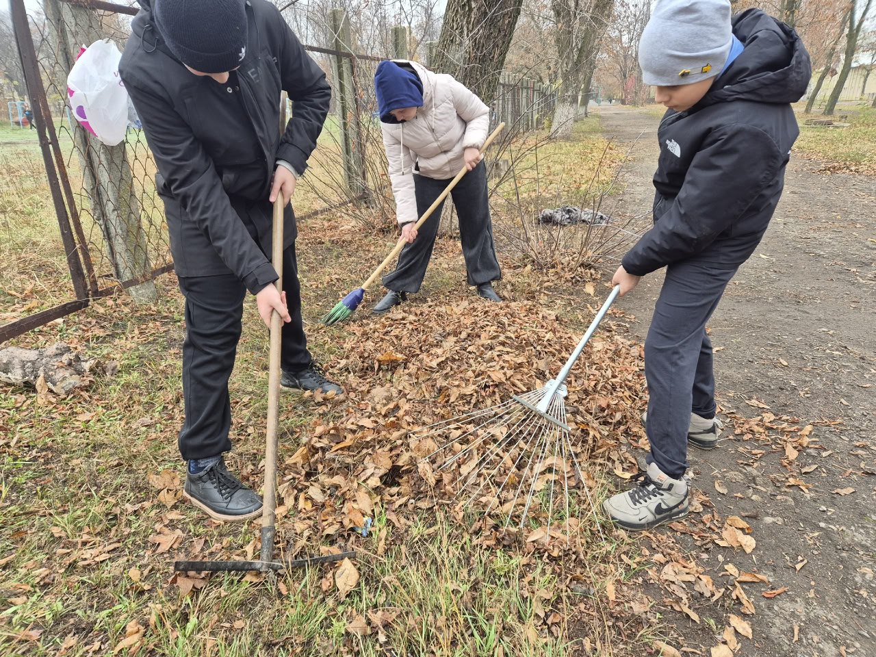 Ждановские школьники не забывают о чистоте родной школы Ждановские школьники не забывают о чистоте родной школы