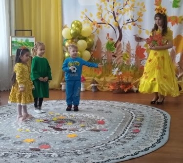 Ходила осень… Смеялась звонко, Листву раскрасив для детворы Ходила осень… Смеялась звонко, Листву раскрасив для детворы