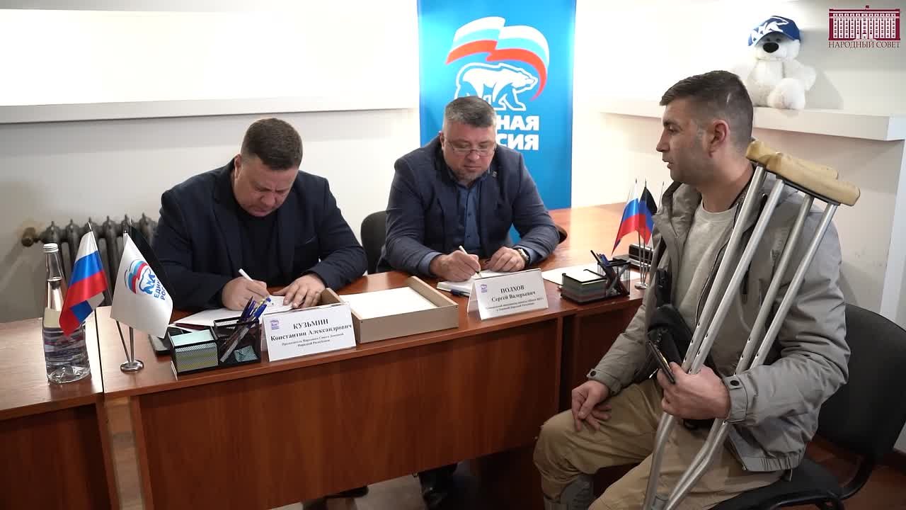 Председатель Народного Совета ДНР Константин Кузьмин и генеральный директор ГУП ДНР «Донбасстеплоэнерго» Сергей Полхов провели совместный прием граждан