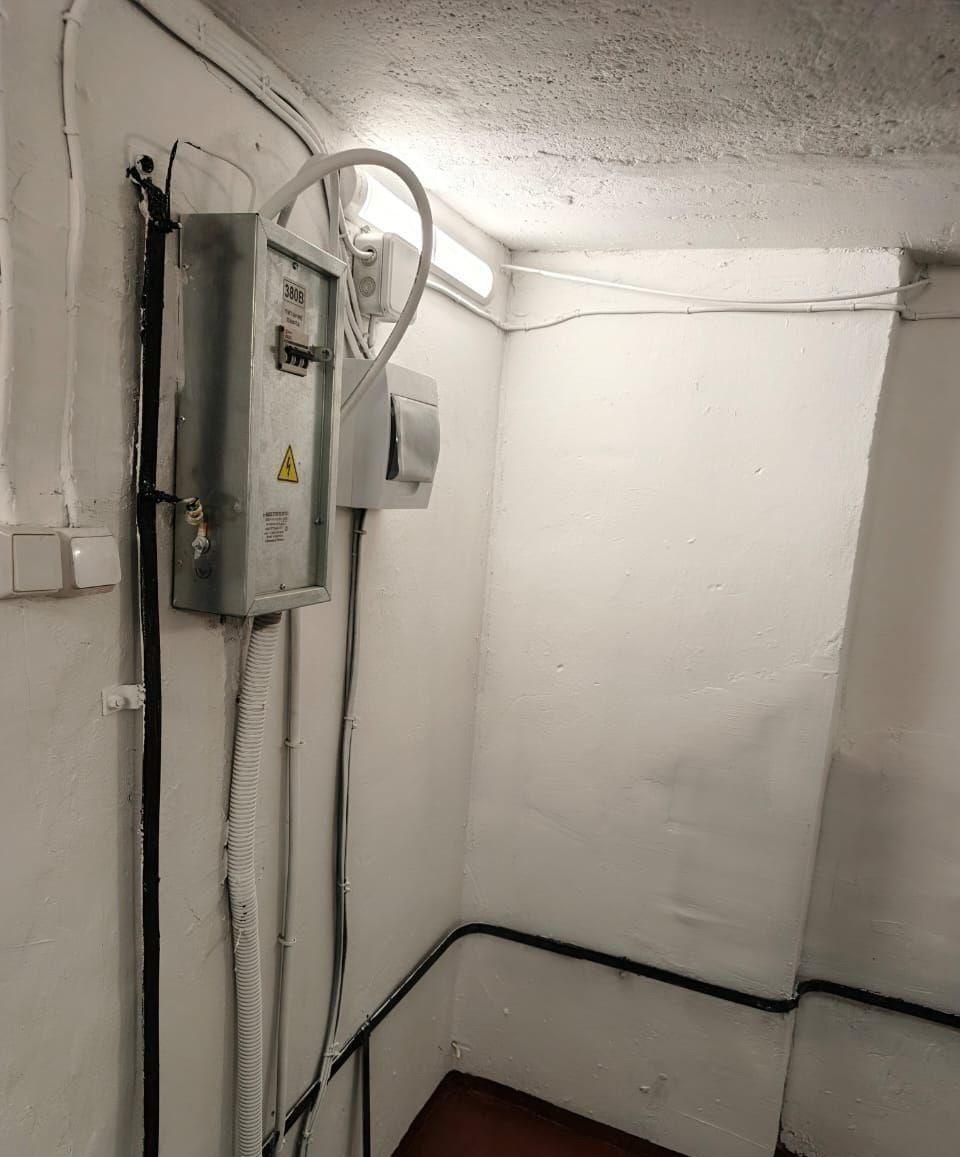 Хабаровские специалисты отремонтировали шахту лифта в больнице Дебальцево Хабаровские специалисты отремонтировали шахту лифта в больнице Дебальцево