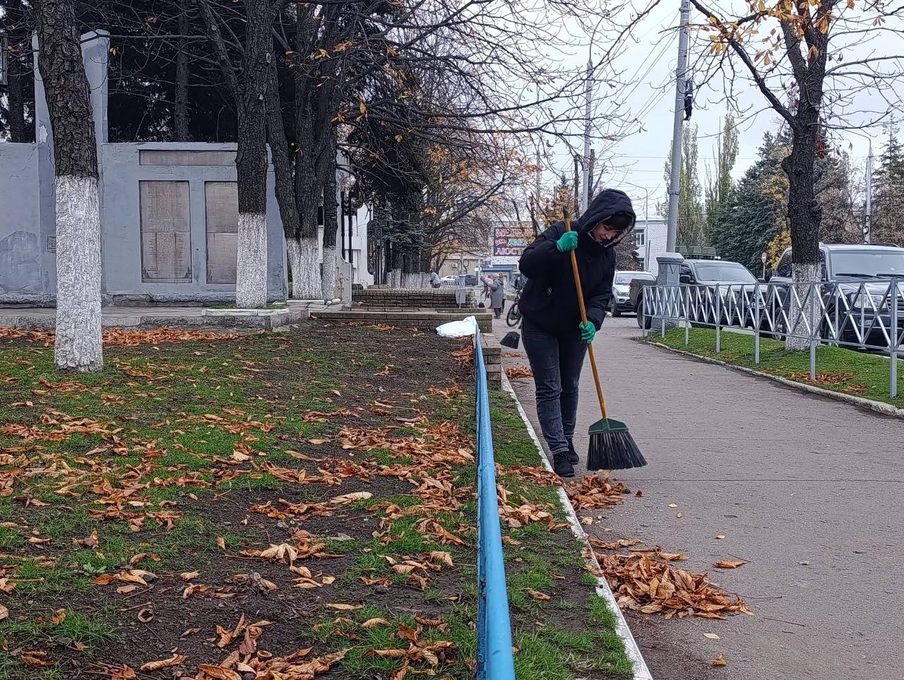В рамках партпроекта Единой России «Чистая страна» сотрудники организаций и учреждений города поучаствовали в уборке закрепленных территорий В рамках партпроекта Единой России «Чистая страна» сотрудники организаций и учреждений города поучаствовали в уборке закрепленных территорий