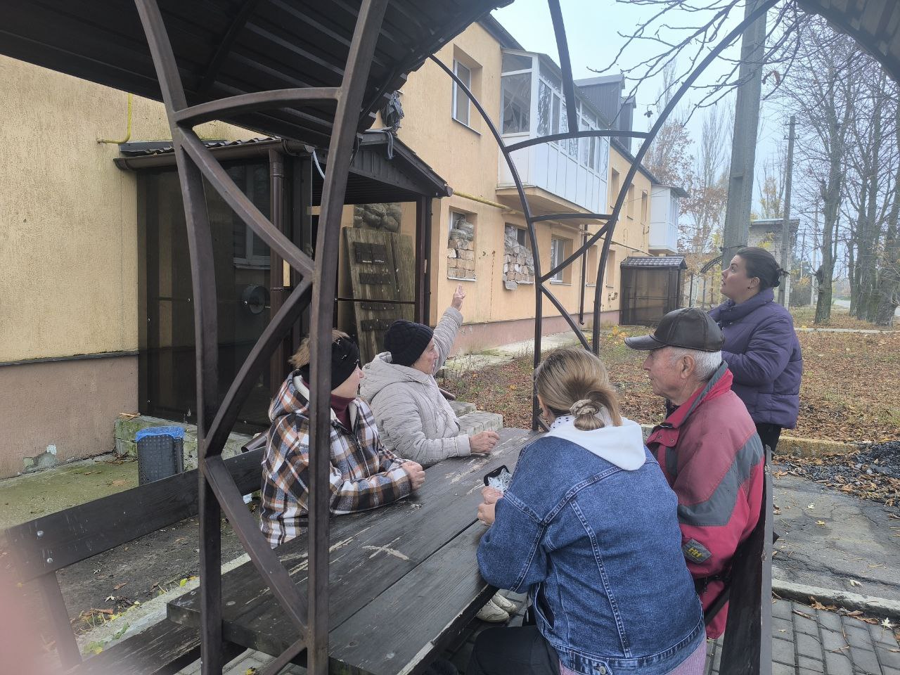 Заведующая Новолуганского территориального сектора провела встречу с жителями посёлка Новолуганского по адресу: квартал Солнечный в районе дома 1, дом