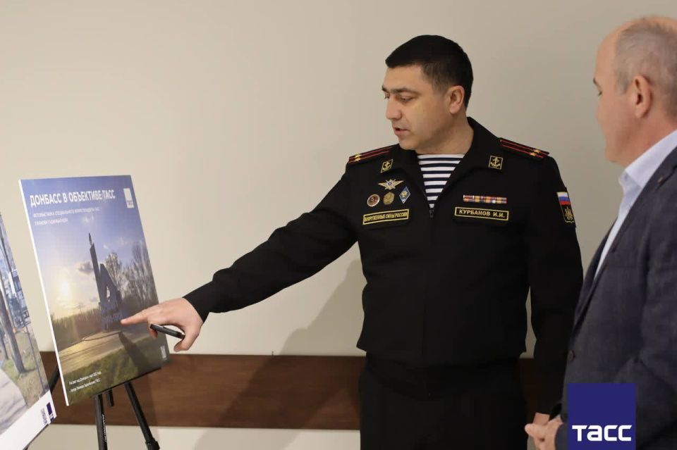 Фотографии из зоны СВО спецкора ТАСС Гянжеви Гаджибалаева представили на выставке "Донбасс в объективе ТАСС" в историческом парке "Россия - моя история" в Махачкале, сообщает корреспондент ТАСС Фотографии из зоны СВО спецкора ТАСС Гянжеви Гаджибалаева представили на выставке "Донбасс в объективе ТАСС" в историческом парке "Россия - моя история" в Махачкале, сообщает корреспондент ТАСС