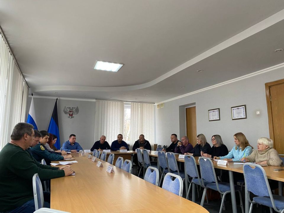 Заместитель председателя #Комитет_по_вопросам_агропромышленного_комплекса_земельных_отношений Максим Королюк принял участие в заседании харцызского штаба по вопросам здравоохранения Заместитель председателя #Комитет_по_вопросам_агропромышленного_комплекса_земельных_отношений Максим Королюк принял участие в заседании харцызского штаба по вопросам здравоохранения