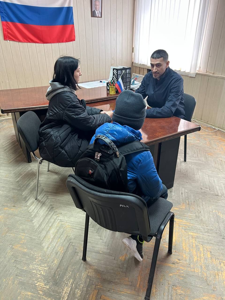 Сегодня депутат Мангушского муниципального совета, член фракции Всероссийской политической партии «Единая Россия» в Мангушском муниципальном совете Попруженко Артем Викторович провел встречу с жителя поселка Мангуш