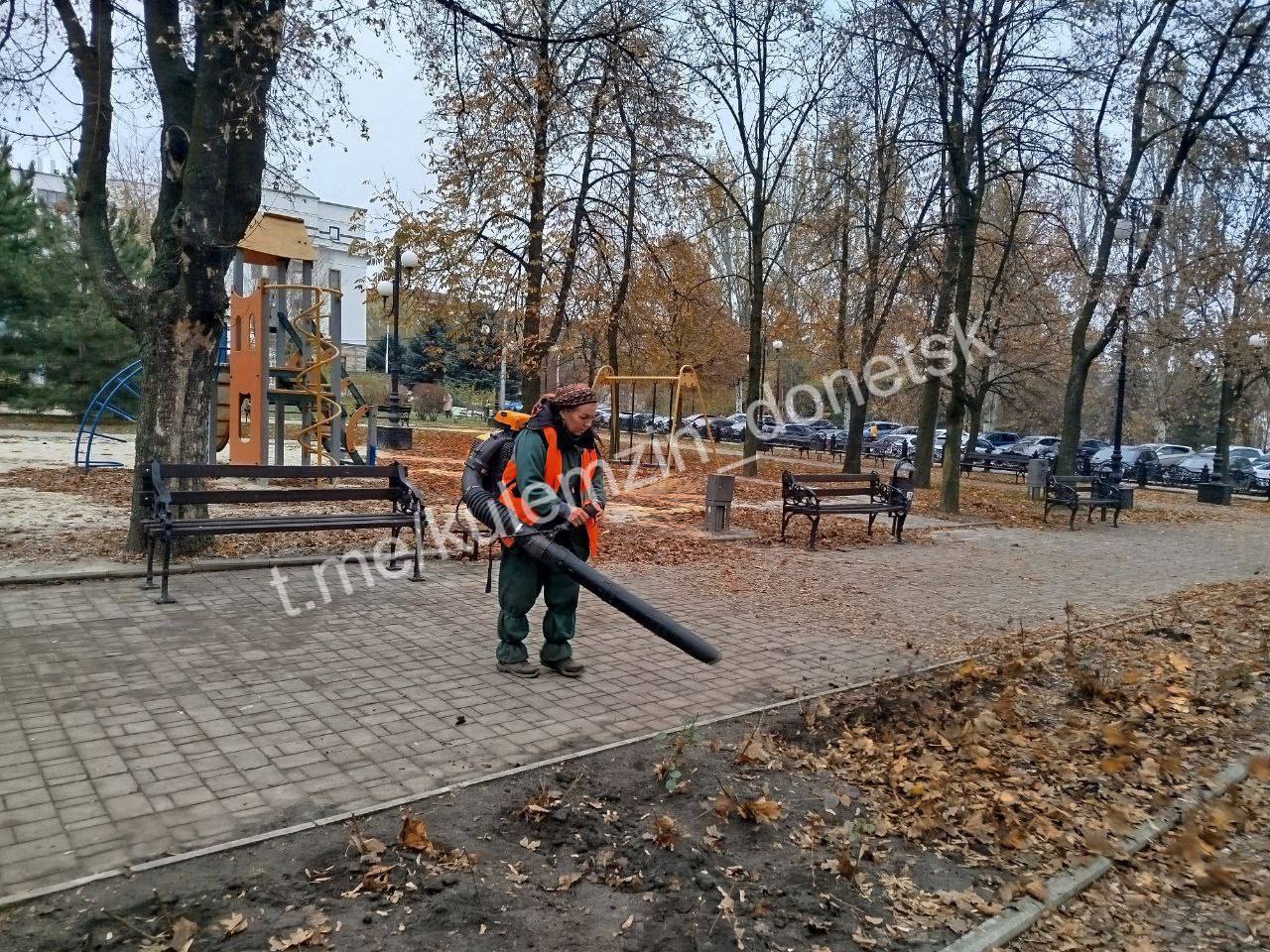 Алексей Кулемзин: Сотрудники предприятия «Зелёное строительство» продолжают выполнять работы по благоустройству улиц нашего города Алексей Кулемзин: Сотрудники предприятия «Зелёное строительство» продолжают выполнять работы по благоустройству улиц нашего города