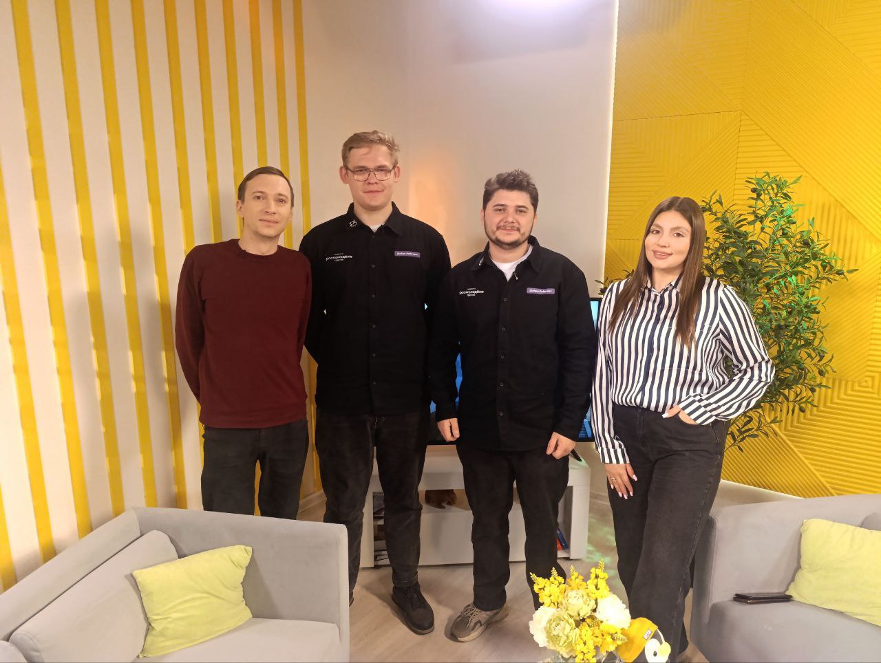 #НашиГости. Сегодня в нашей студии были: Шпаков Роман Юрьевич — Руководитель пресс-службы Ресурсного центра поддержки добровольчества и штаба #МЫВМЕСТЕ в ДНР Ачкасов Антон Владимирович — руководитель отдела по работе с...