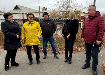 Иван Адамец: Первый заместитель руководителя управы Куйбышевского района, Алина Волкова и депутат Донецкого городского совета Герман Полунин провели встречу с жителями улицы Добронравова