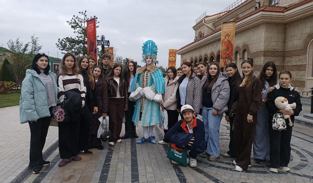 Школьники из Старобешевского округа побывали на экскурсии в Новом Херсонесе Школьники из Старобешевского округа побывали на экскурсии в Новом Херсонесе