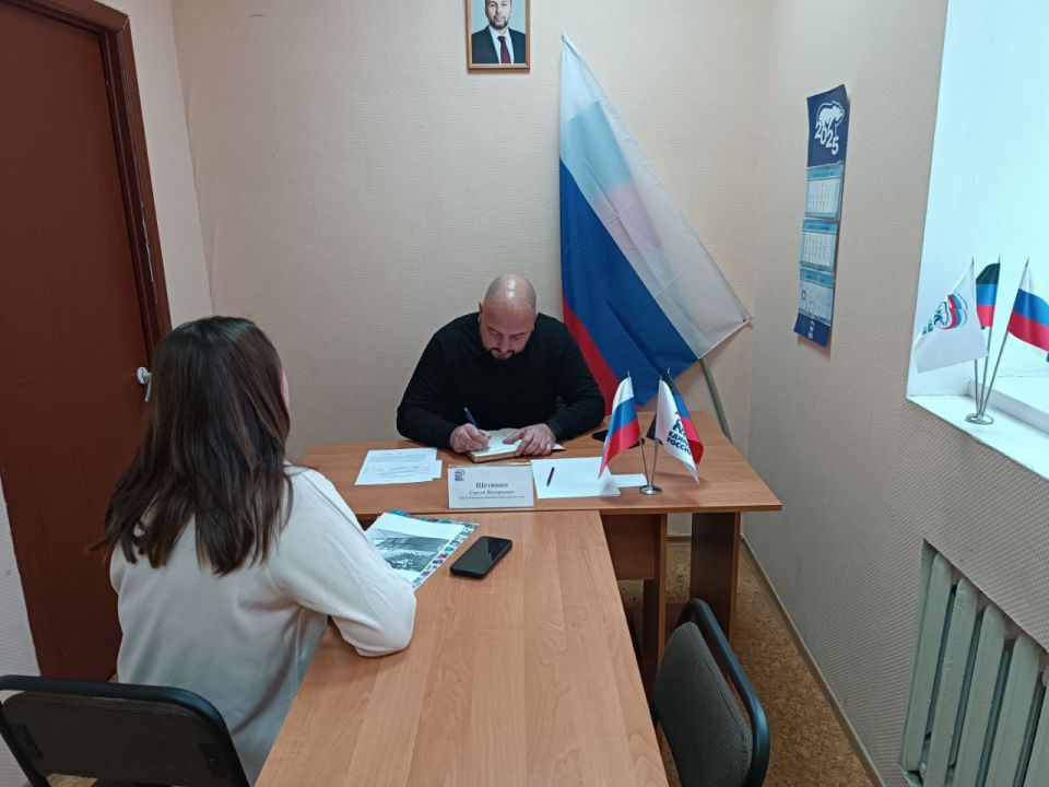 Сегодня, 6 ноября депутат Макеевского городского совета Сергей Щетинин провел приём граждан в Общественной приемной Председателя партии «Единая Россия» Червоногвардейского района городского округа Макеевка Сегодня, 6 ноября депутат Макеевского городского совета Сергей Щетинин провел приём граждан в Общественной приемной Председателя партии «Единая Россия» Червоногвардейского района городского округа Макеевка
