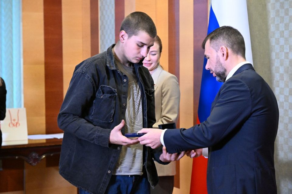 Глава ДНР Денис Пушилин и сенатор РФ Наталья Никонорова вручили юным героям Александру Скакуну, Александру Маршалу и Всеволоду Новикову медали Совета Федерации «За проявленное мужество» Глава ДНР Денис Пушилин и сенатор РФ Наталья Никонорова вручили юным героям Александру Скакуну, Александру Маршалу и Всеволоду Новикову медали Совета Федерации «За проявленное мужество»