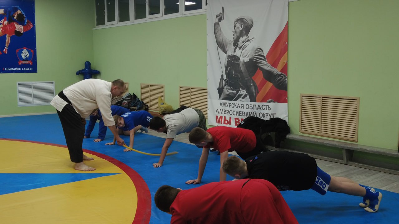 Семь воспитанников 7-11 лет отдела «Самбо» спортивной школы Амвросиевского округа и специалисты отдела по вопросам спорта и туризма окружной администрации посетят шеф-регион Амурскую область для обмена опытом
