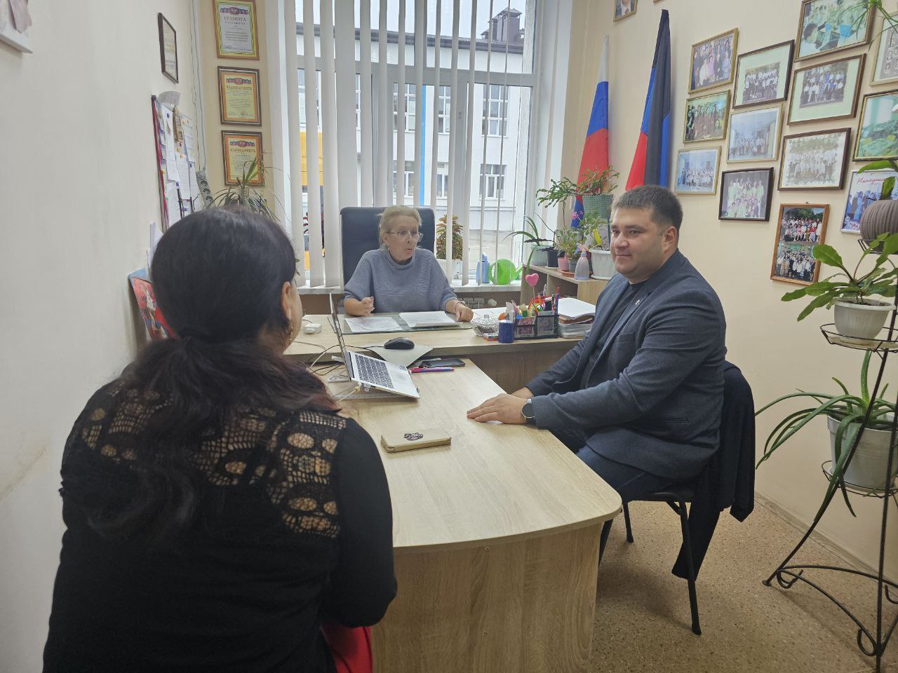 Сегодня депутат Мангушского муниципального совета, член фракции Всероссийской политической партии «Единая Россия» в Мангушском муниципальном совете Зипа Алексей Витальевич провёл встречу с коллективом ГБОУ «Мангушская школа...