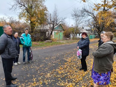 06 ноября Роман Грицай, начальник Пелагеевского территориального отдела администрации городского округа Торез провел встречу с жителями посёлка на улице Молодая Гвардия