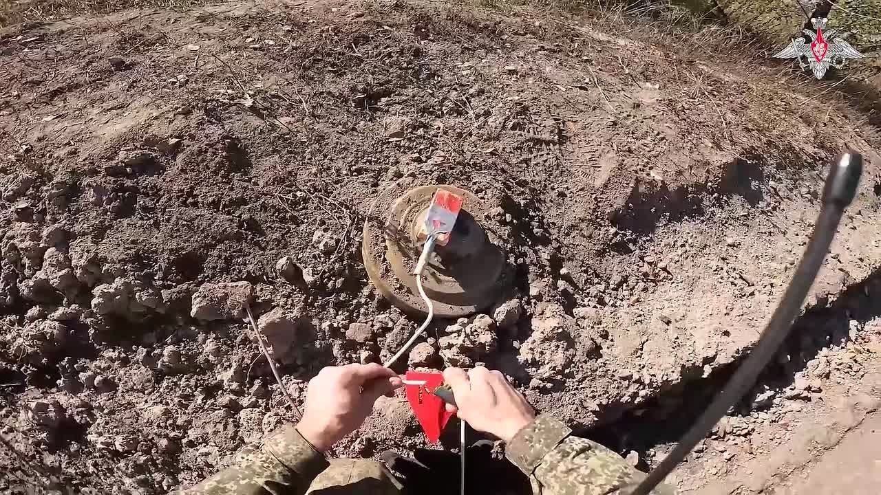 Минобороны России: Военнослужащие инженерного подразделения 433-го гвардейского мотострелкового полка 27-й гвардейской мотострелковой дивизии группировки войск «Центр» продолжают разминирование участков дорог и прилегающих...