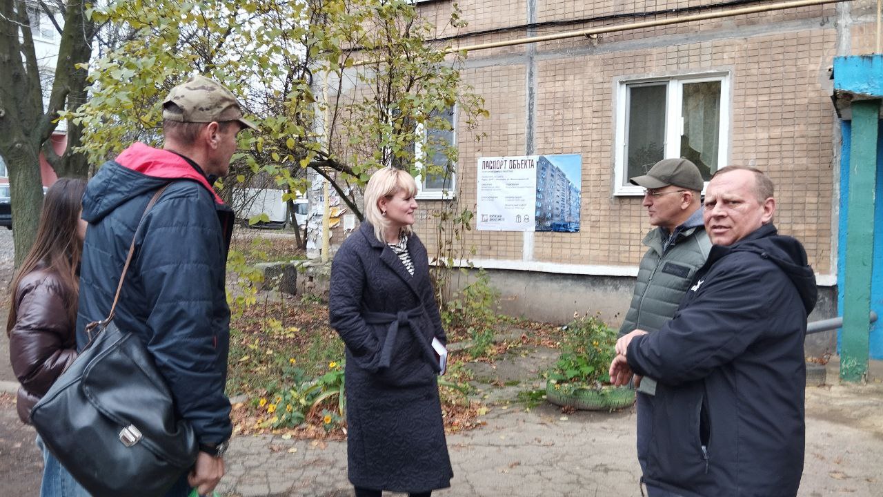 Сегодня, 6 ноября в Червоногвардейском районе заместитель руководителя Управы Червоногвардейского внутригородского района Администрации городского округа Макеевка Татьяна Задорожная провела встречу с жителями жилого массива... Сегодня, 6 ноября в Червоногвардейском районе заместитель руководителя Управы Червоногвардейского внутригородского района Администрации городского округа Макеевка Татьяна Задорожная провела встречу с жителями жилого массива...