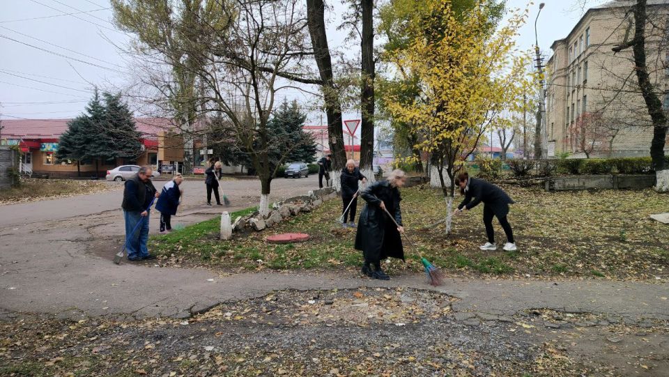 Сегодня, 6 ноября 2025 года, в рамках проекта «Городская среда», реализуемого Единой Россией , работники общеобразовательных учреждений Кировского района приняли участие в традиционной экологической акции «Чистый четверг» Сегодня, 6 ноября 2025 года, в рамках проекта «Городская среда», реализуемого Единой Россией , работники общеобразовательных учреждений Кировского района приняли участие в традиционной экологической акции «Чистый четверг»