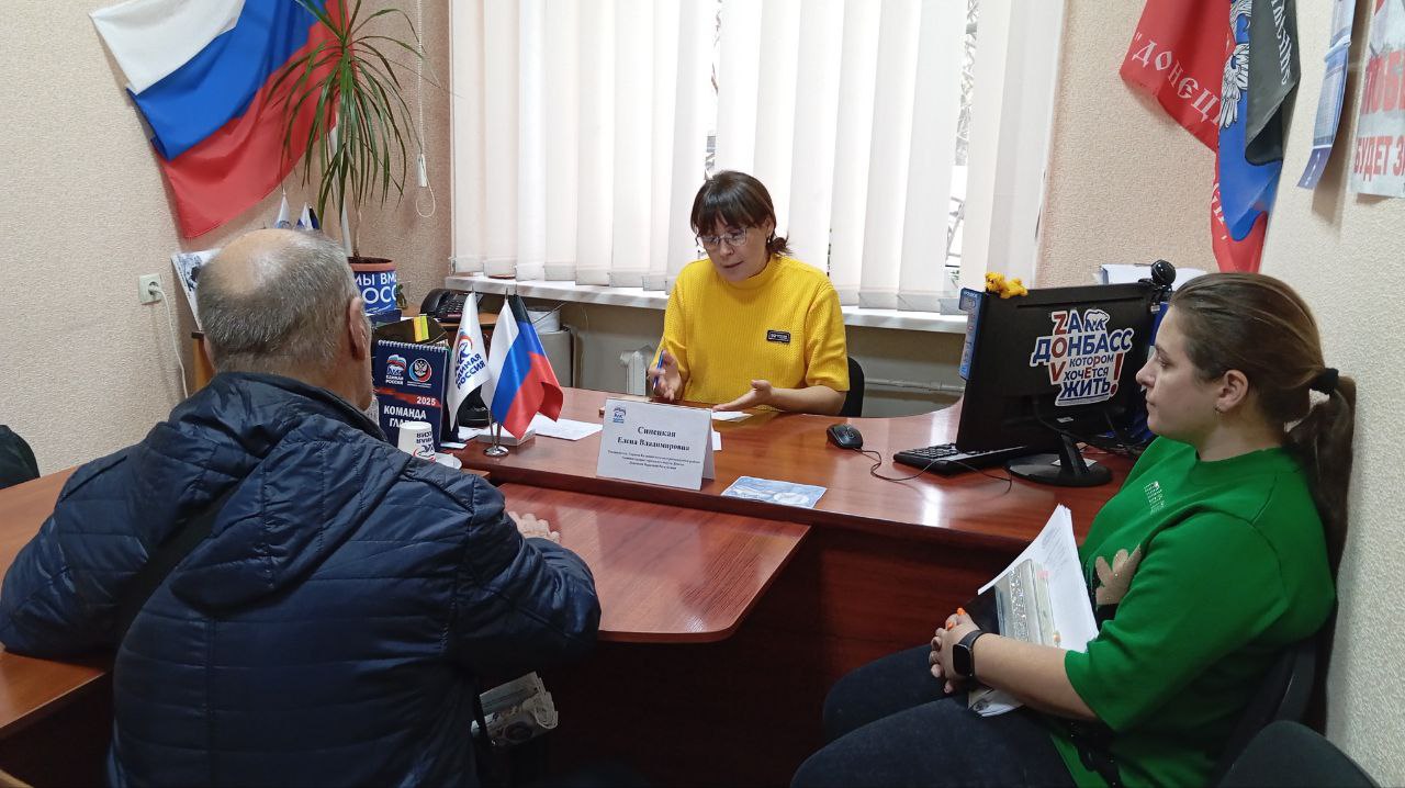 Сегодня, 6 ноября, руководитель Управы Калининского внутригородского района Администрации городского округа Донецк Елена Синецкая провела приём граждан в общественной приёмной Всероссийской политической партии «Единая Россия» Сегодня, 6 ноября, руководитель Управы Калининского внутригородского района Администрации городского округа Донецк Елена Синецкая провела приём граждан в общественной приёмной Всероссийской политической партии «Единая Россия»