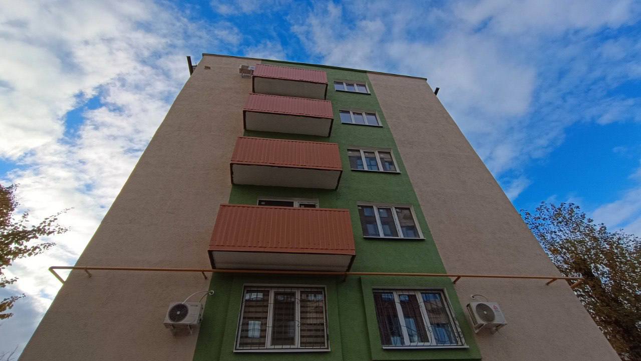 Жизнь возвращается в дома на улице Бахчиванджи в Мариуполе Жизнь возвращается в дома на улице Бахчиванджи в Мариуполе