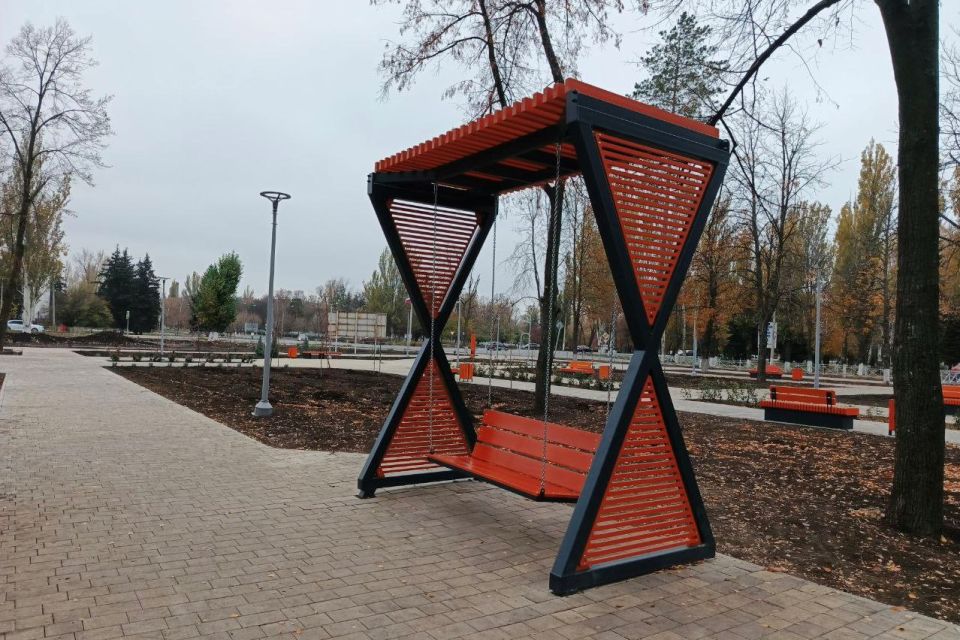 Александр Шатов: В Шахтерске продолжаются работы по благоустройству сквера Александр Шатов: В Шахтерске продолжаются работы по благоустройству сквера