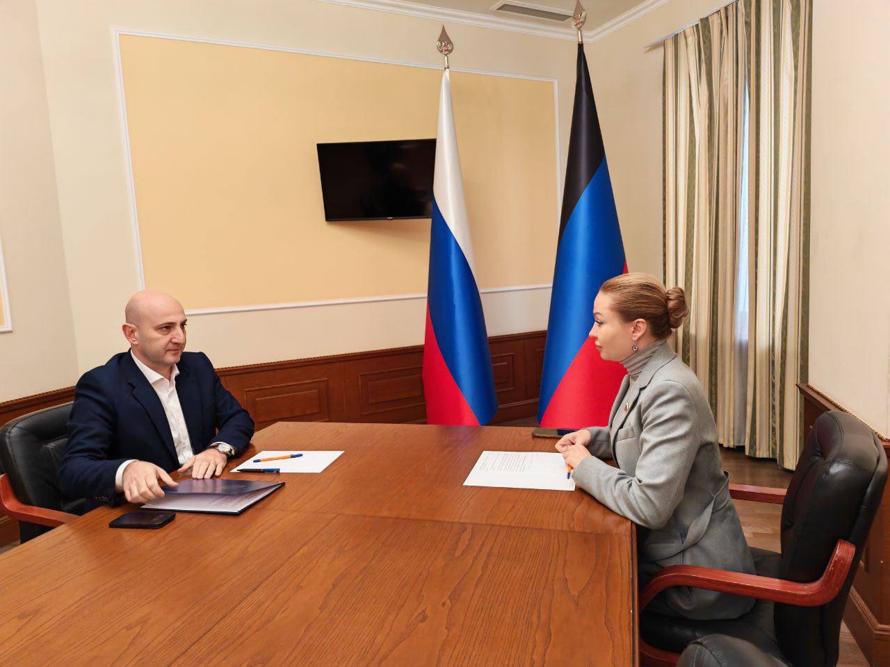 Наталья Никонорова: Встретились с министром промышленности и торговли ДНР Гургеном Малхасяном