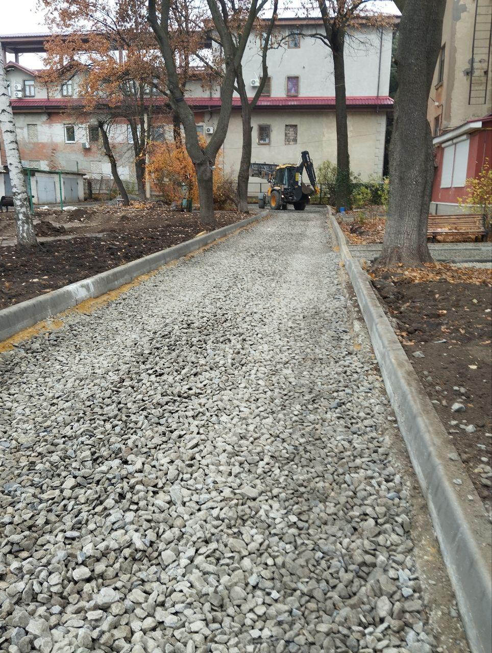 В Харцызске обновляют дворы при поддержке Нижегородской области В Харцызске обновляют дворы при поддержке Нижегородской области