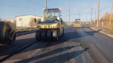 Специалисты Московской области продолжают восстанавливать улично-дорожную сеть подшефной Макеевки