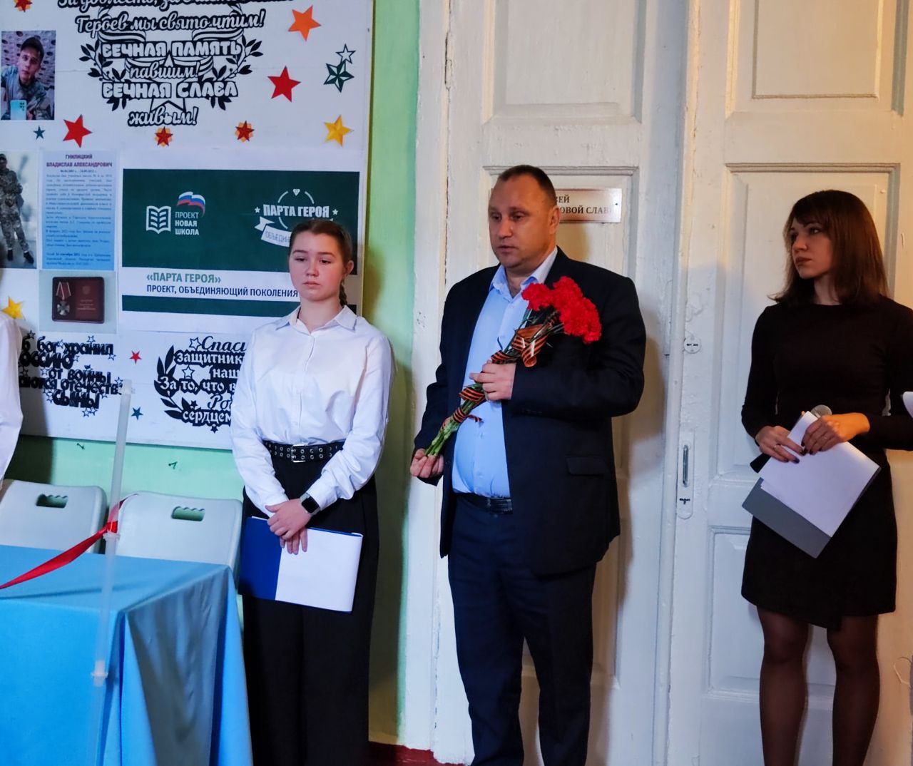 Сегодня в ГБОУ «Школа № 6 г.о. Торез» открытие "Парты Героя" Сегодня в ГБОУ «Школа № 6 г.о. Торез» открытие "Парты Героя"