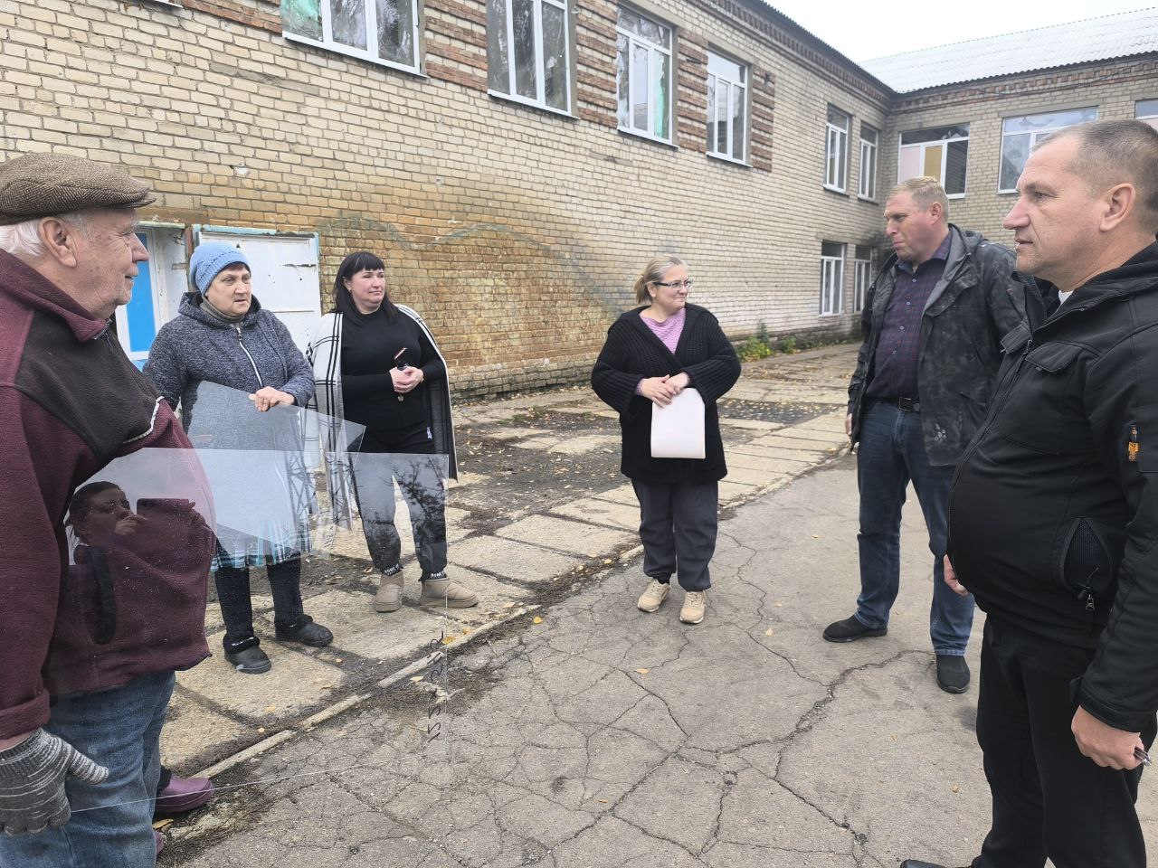 Заместитель главы городского округа Дебальцево Бессараб Валерий Иванович провёл встречу с жителями посёлка Новолуганское