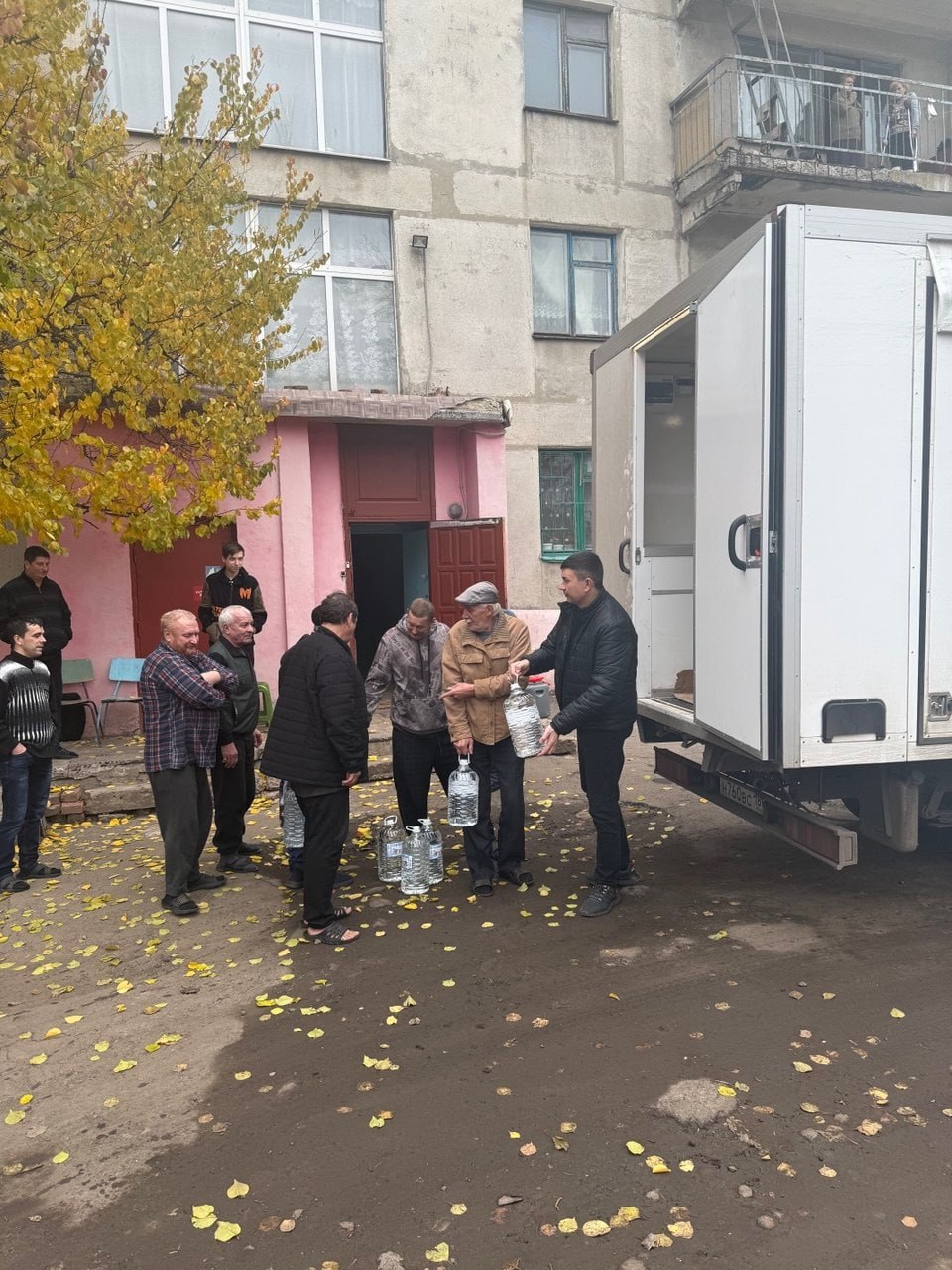 Роман Конев: 6 ноября 2025 года депутаты Горловского городского совета Донецкой Народной Республики от фракции «Единая Россия» – Наталия Ботвина, Алексей Костин, Светлана Евсеенко, осуществили подвоз воды гражданам Роман Конев: 6 ноября 2025 года депутаты Горловского городского совета Донецкой Народной Республики от фракции «Единая Россия» – Наталия Ботвина, Алексей Костин, Светлана Евсеенко, осуществили подвоз воды гражданам