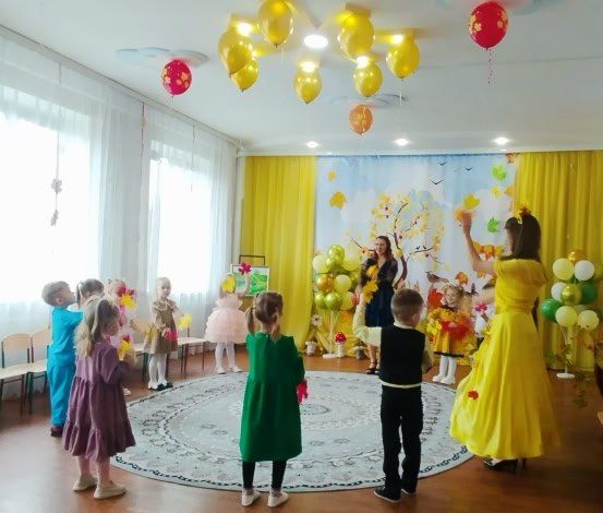Ходила осень… Смеялась звонко, Листву раскрасив для детворы Ходила осень… Смеялась звонко, Листву раскрасив для детворы