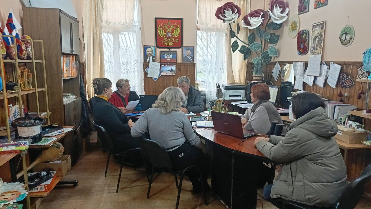 Начальник Безыменского территориального отдела Администрации Новоазовского муниципального округа Александр Голуб провел встречу с жителями села Безыменное