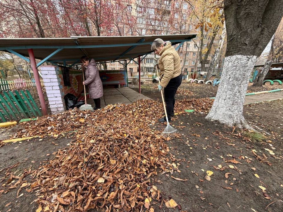 Сегодня, 6 ноября 2025 года, в рамках проекта «Городская среда», реализуемого Единой Россией , работники общеобразовательных учреждений Кировского района приняли участие в традиционной экологической акции «Чистый четверг» Сегодня, 6 ноября 2025 года, в рамках проекта «Городская среда», реализуемого Единой Россией , работники общеобразовательных учреждений Кировского района приняли участие в традиционной экологической акции «Чистый четверг»