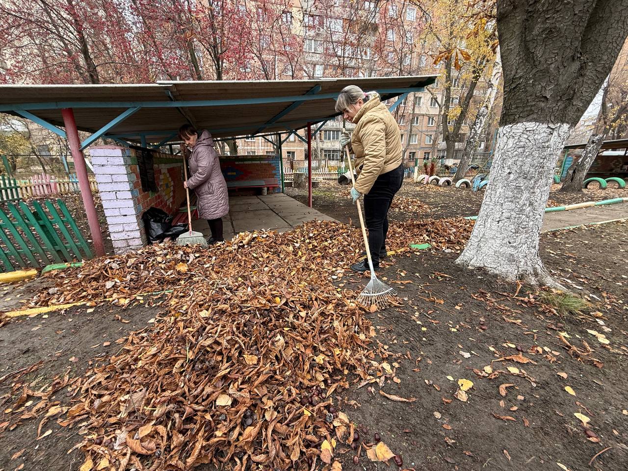 Сегодня, 6 ноября 2025 года, в рамках проекта «Городская среда», реализуемого Единой Россией , работники общеобразовательных учреждений Кировского района приняли участие в традиционной экологической акции «Чистый четверг» Сегодня, 6 ноября 2025 года, в рамках проекта «Городская среда», реализуемого Единой Россией , работники общеобразовательных учреждений Кировского района приняли участие в традиционной экологической акции «Чистый четверг»