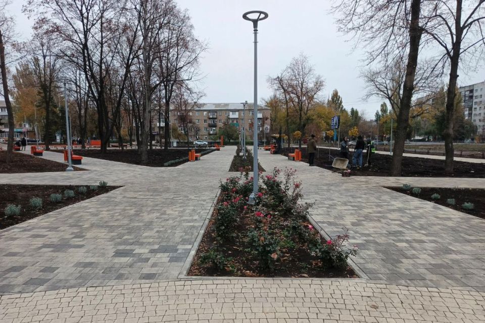 Александр Шатов: В Шахтерске продолжаются работы по благоустройству сквера Александр Шатов: В Шахтерске продолжаются работы по благоустройству сквера