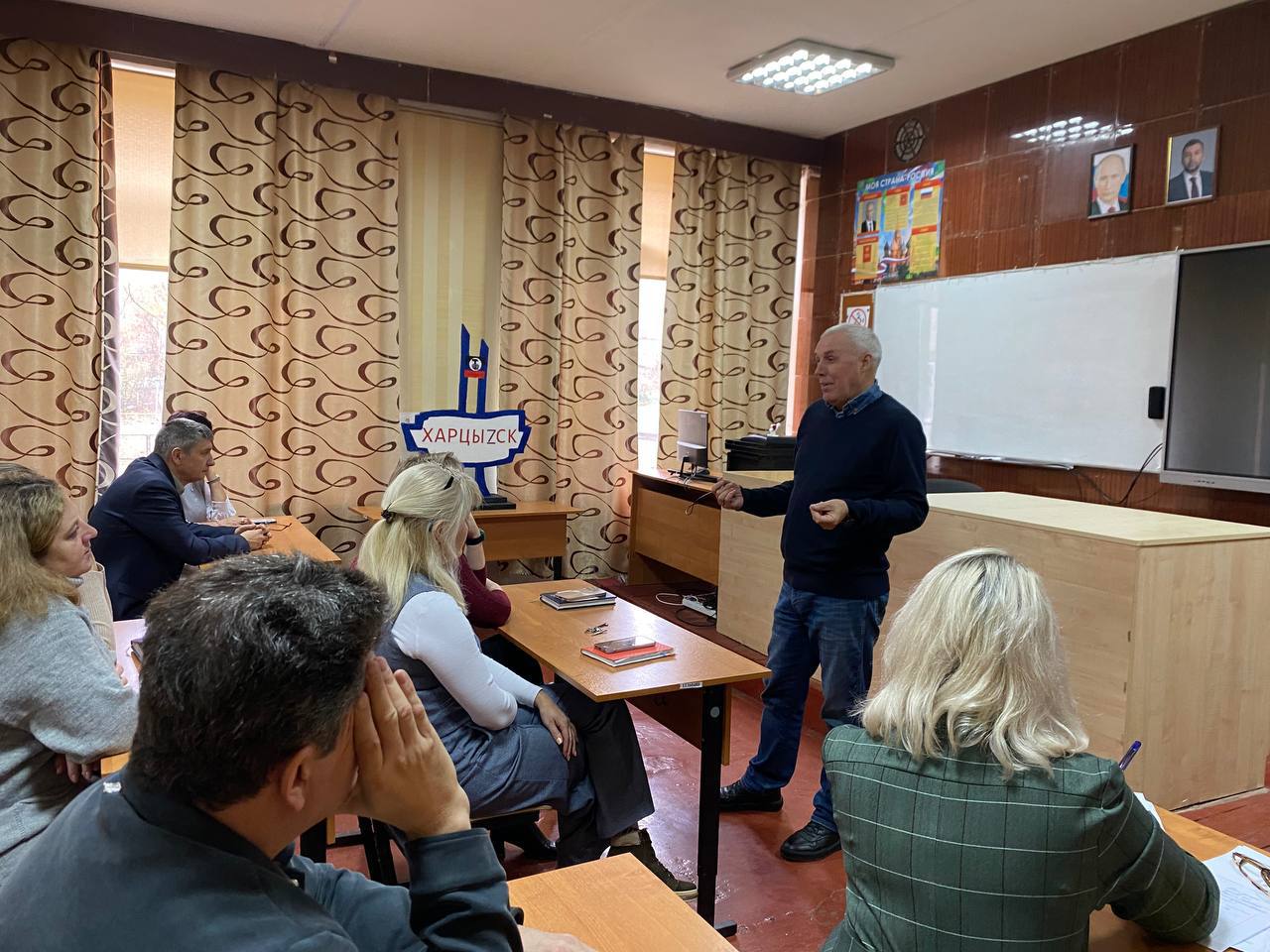 Евгений Поплавский: Провел встречу с трудовым коллективом в ГБОУ "Лицей "Интеллект" в Харцызске