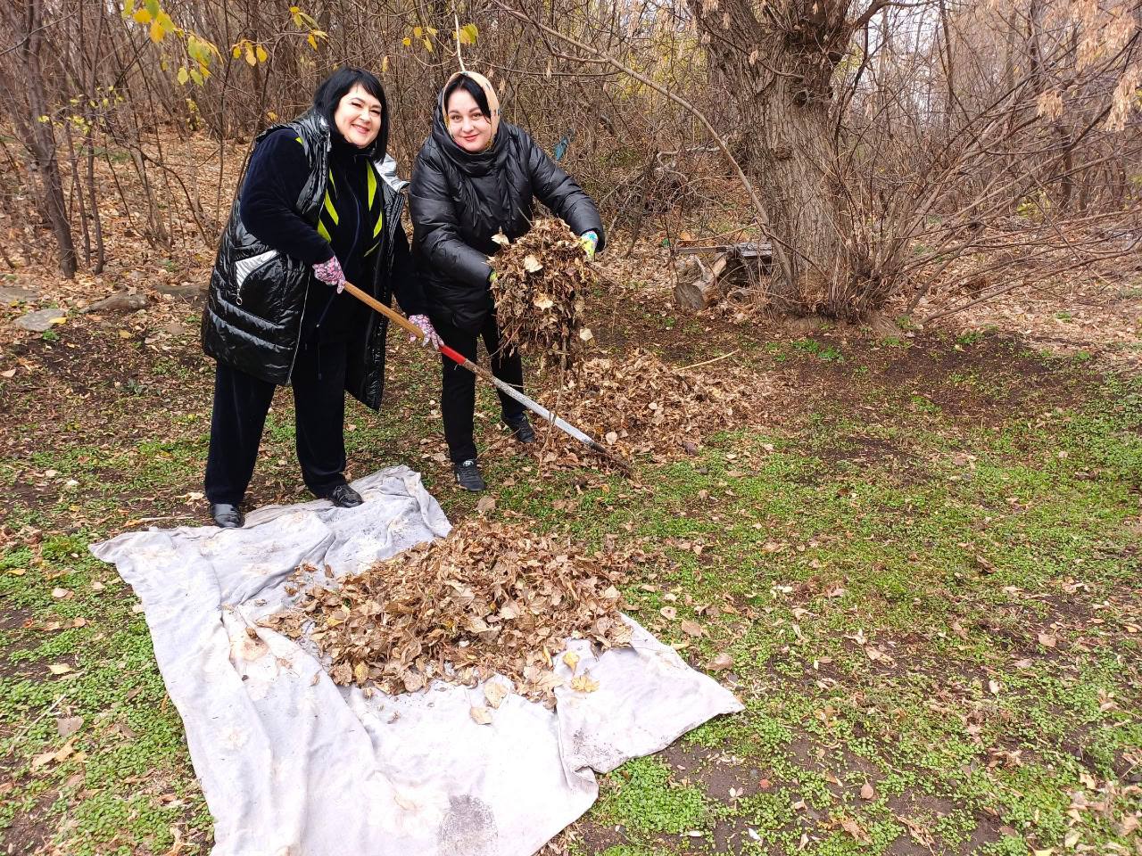В рамках партпроекта Единой России «Чистая страна» сотрудники организаций и учреждений города поучаствовали в уборке закрепленных территорий В рамках партпроекта Единой России «Чистая страна» сотрудники организаций и учреждений города поучаствовали в уборке закрепленных территорий