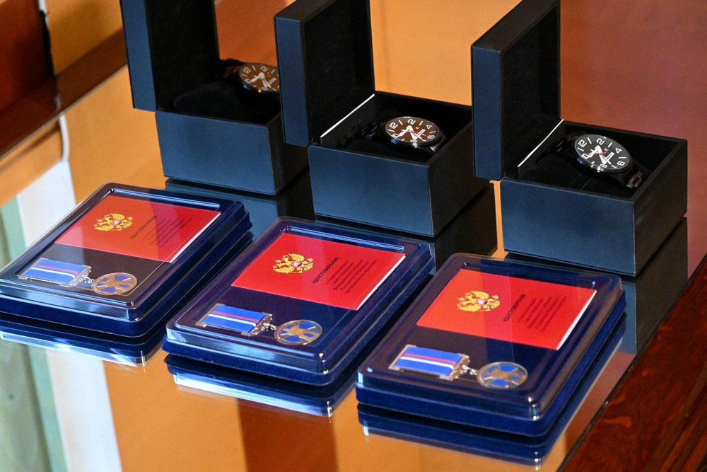 Глава ДНР Денис Пушилин и сенатор РФ Наталья Никонорова вручили юным героям Александру Скакуну, Александру Маршалу и Всеволоду Новикову медали Совета Федерации «За проявленное мужество» Глава ДНР Денис Пушилин и сенатор РФ Наталья Никонорова вручили юным героям Александру Скакуну, Александру Маршалу и Всеволоду Новикову медали Совета Федерации «За проявленное мужество»