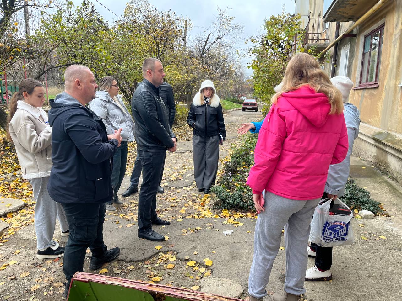 Первый заместитель главы Администрации городского округа Харцызск Олег Захаров совместно с депутатом Народного совета Максимом Королюком провели встречу с жителями в г. Зугрэс по адресу ул. Карла Маркса, д. 14 Первый заместитель главы Администрации городского округа Харцызск Олег Захаров совместно с депутатом Народного совета Максимом Королюком провели встречу с жителями в г. Зугрэс по адресу ул. Карла Маркса, д. 14
