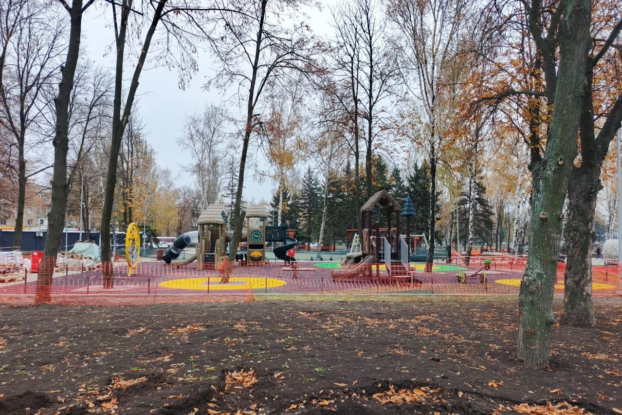 Александр Шатов: В Шахтерске продолжаются работы по благоустройству сквера Александр Шатов: В Шахтерске продолжаются работы по благоустройству сквера