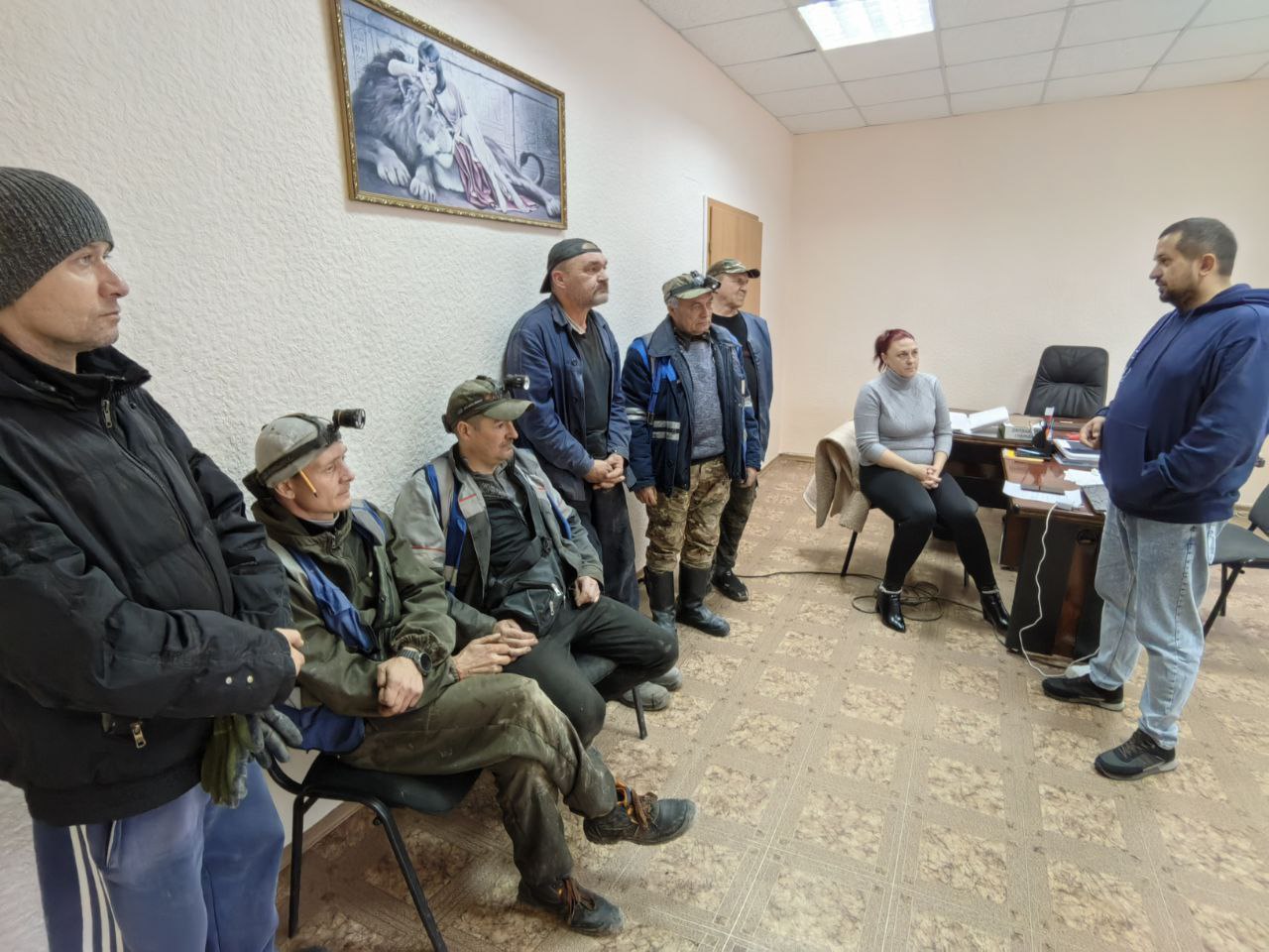 Председатель Общественного совета Александр Горянный провел встречу с трудовым коллективом Амвросиевского филиала Единого регионального фонда (ЕРФ), чтобы обсудить ключевые вопросы, волнующие каждого жителя