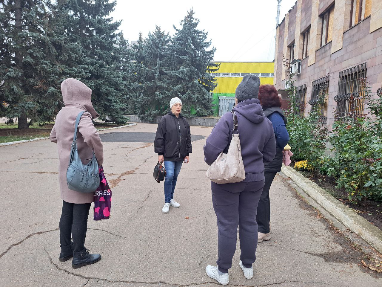 06 ноября 2025 года, начальник Светлодарского территориального отдела управления по работе с территориальными органами администрации городского округа Дебальцево Юлия Шевченко встретилась с жителями города Светлодарск