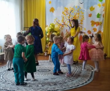 Ходила осень… Смеялась звонко, Листву раскрасив для детворы Ходила осень… Смеялась звонко, Листву раскрасив для детворы