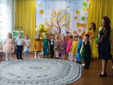 Ходила осень… Смеялась звонко, Листву раскрасив для детворы Ходила осень… Смеялась звонко, Листву раскрасив для детворы