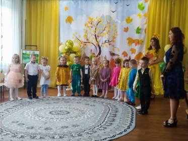 Ходила осень… Смеялась звонко, Листву раскрасив для детворы Ходила осень… Смеялась звонко, Листву раскрасив для детворы